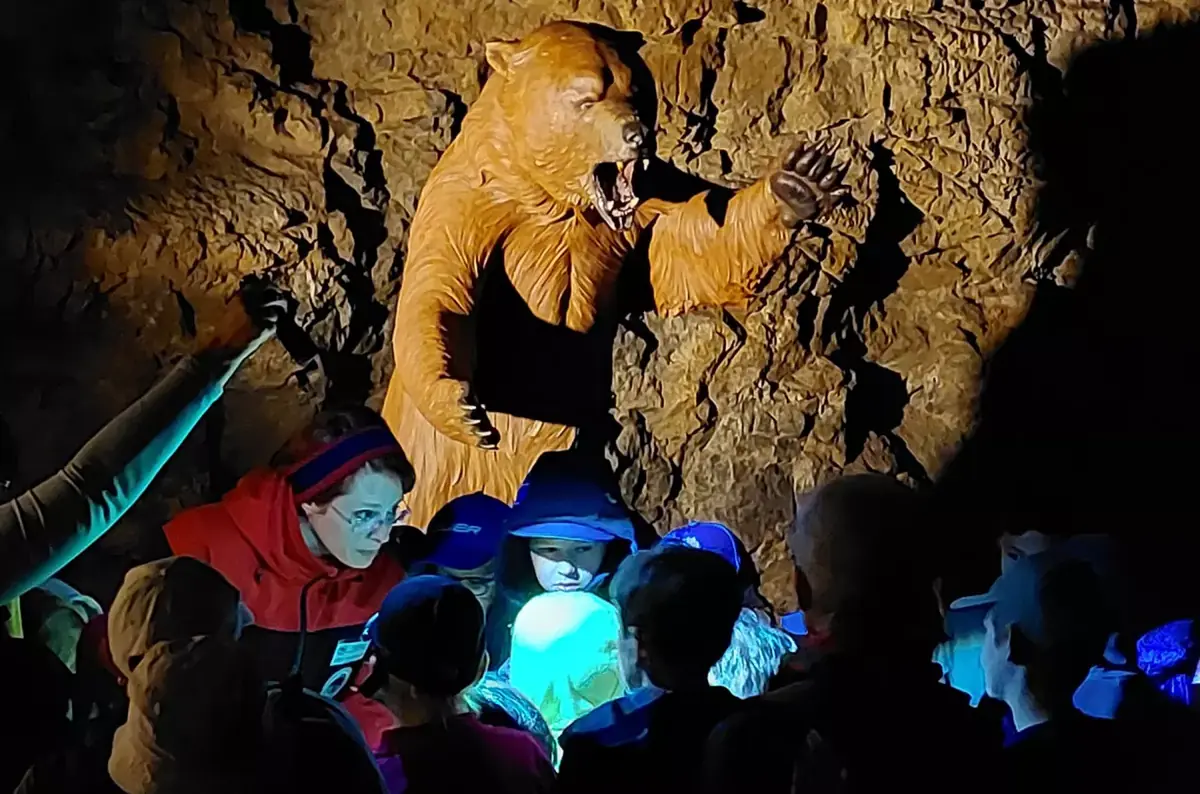 Bär Bruno und die Zeitmaschine in der Höhle Výpustek 2026 — Jeskyně Výpustek, Křtiny