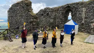 Der freche Apotheker und Prušáci auf Burg Bezděz