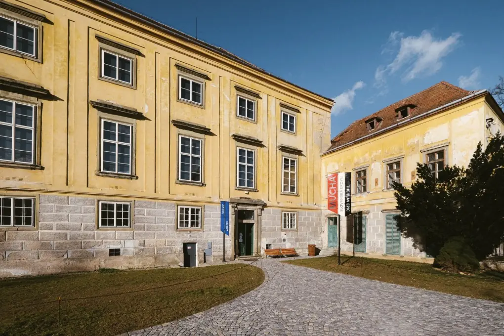 cityLOVE: Schenke der Stadt Aufmerksamkeit, sie wird dir Liebe zurückgeben — Schloss Moravský Krumlov - Arkadenhof, Moravský Krumlov