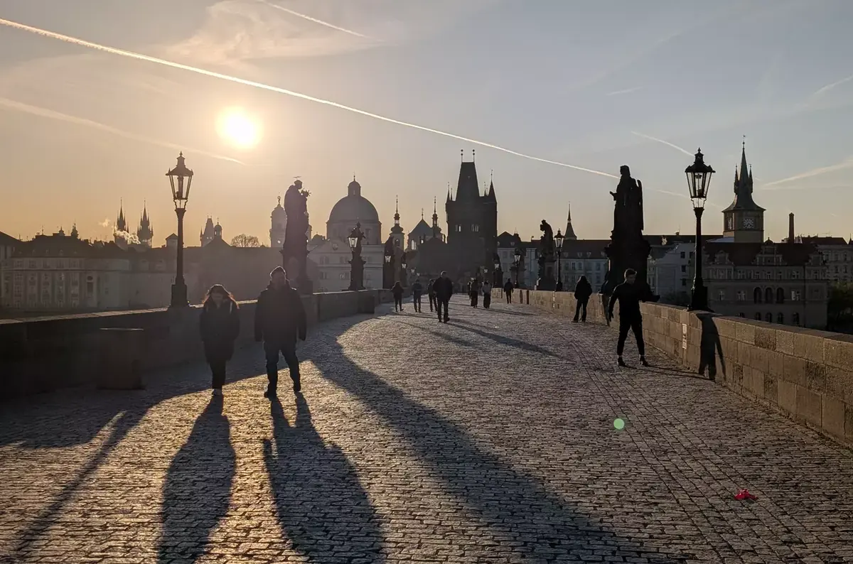 Ráno na Karlově mostě – vycházka s průvodcem — Back to offline, Praha