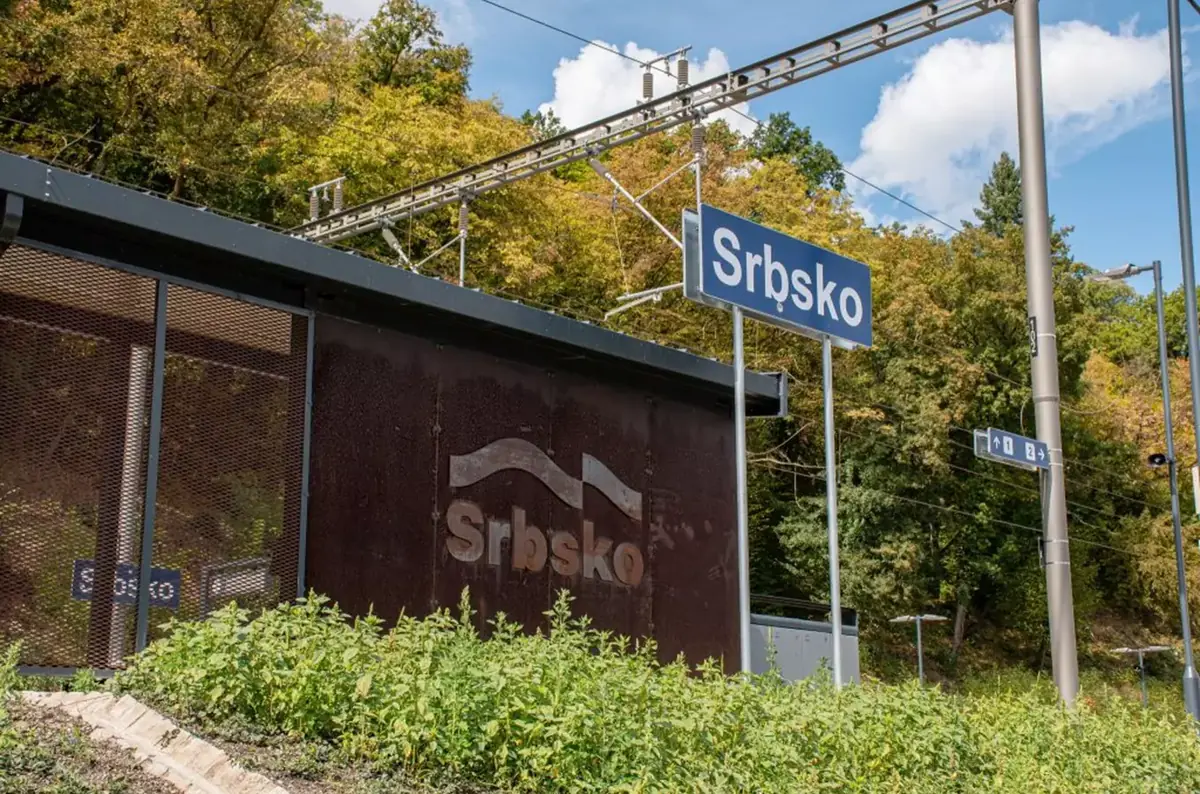 Сезонный автобусный маршрут Чешского карста — Železniční stanice Karlštejn, Karlštejn