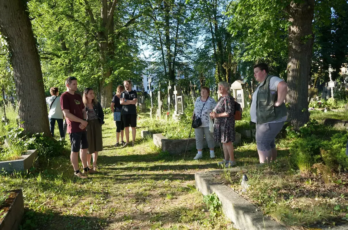 Екскурсія по старому кладовищу в Бехині — Kostel sv. Michaela, Bechyně