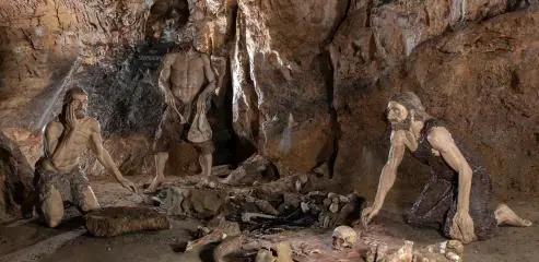 Tváří v tvář pravěku, oživené kostýmované prohlídky — Mladečské jeskyně, Mladeč