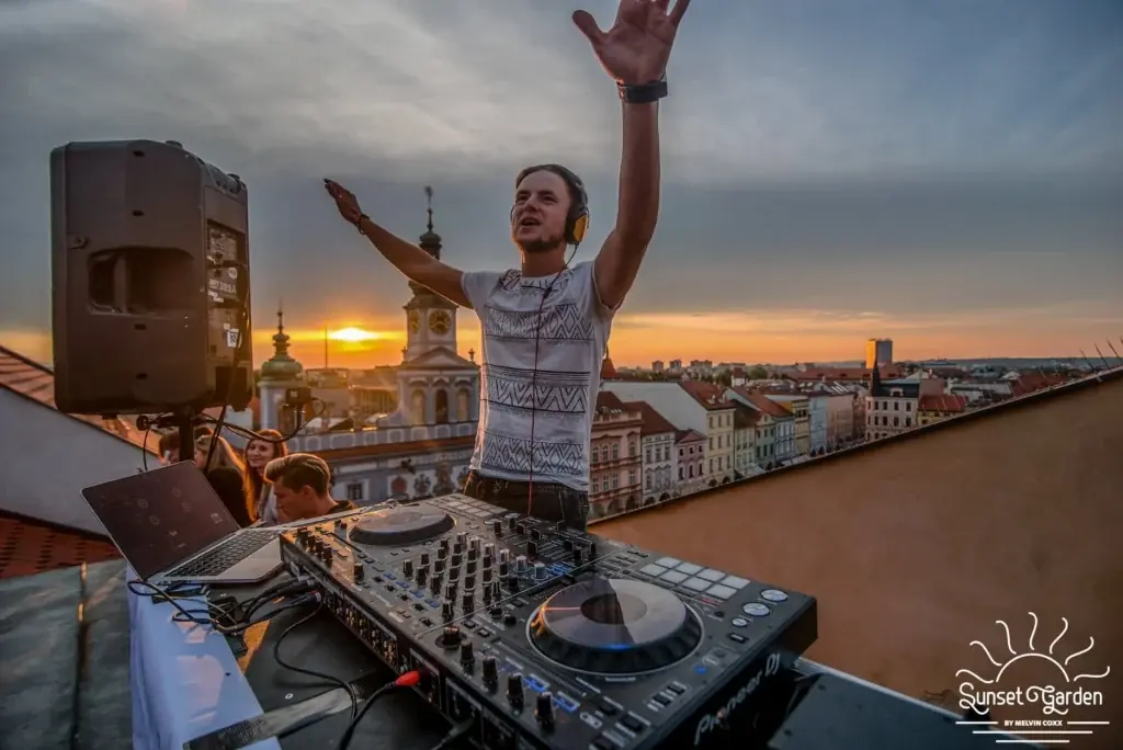 Melvin Coxx und Gäste: Sunset Garden — Střecha Budějc, Česká Budějovice