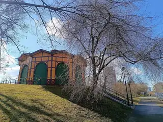 Spaziergang durch Letna - vom Karussell zur Kramar-Villa