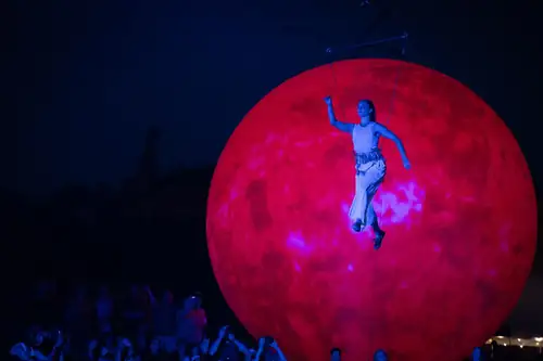 MEZI SVĚTY - Eine großartige Produktion des V.O.S.A. Theatre im Schlosspark Blatná