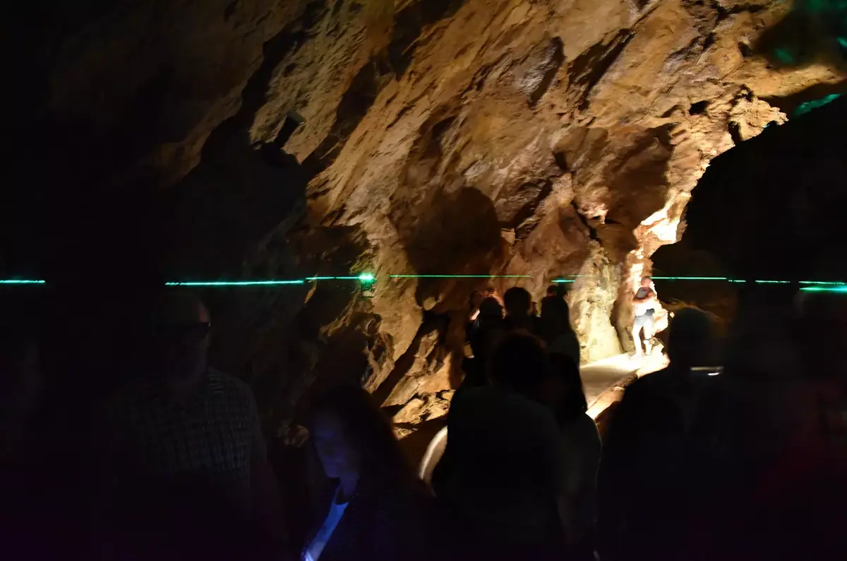 Unter der Oberfläche - Ausstellung in den Zbrašover Aragonithöhlen — Zbrašovské aragonitové jeskyně, Teplice nad Bečvou