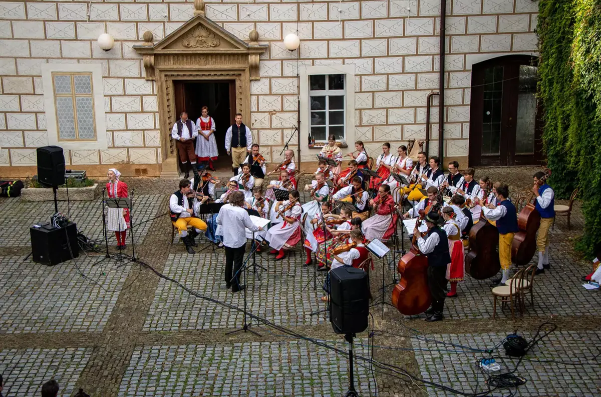 Young Musicians from Plzeň Perform — Zámek Spálené Poříčí, Spálené Poříčí