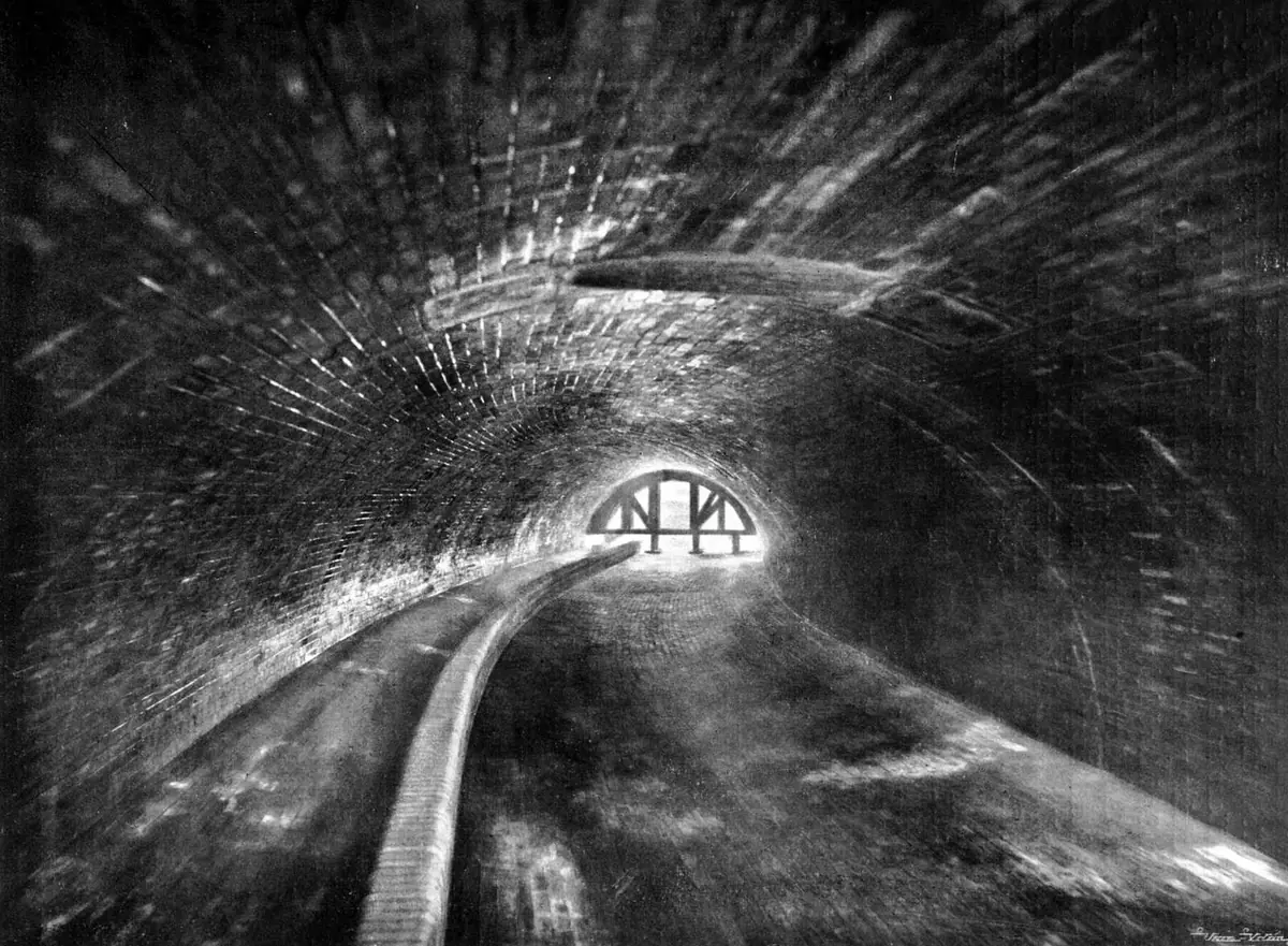 Durch das Motol-Bachtal nach Košíř — Tramvajová zastávka Krematorium Motol, Prag