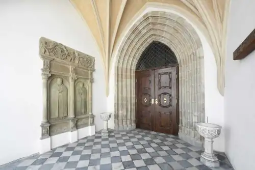 Die Konkathedrale aus der Perspektive von Bestattungen mit Kryptabesuch