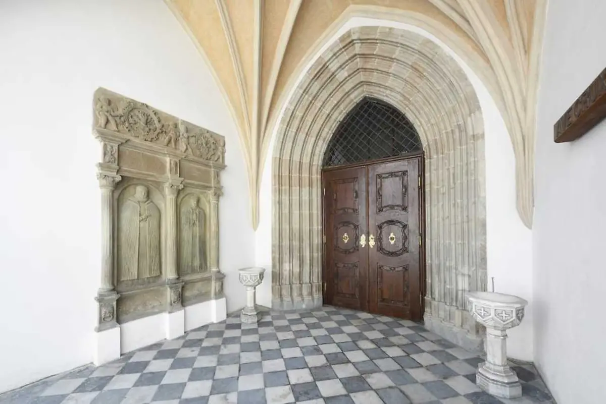 Die Konkathedrale aus der Perspektive von Bestattungen mit Kryptabesuch — Konkatedrála Nanebevzetí Panny Marie, Opava
