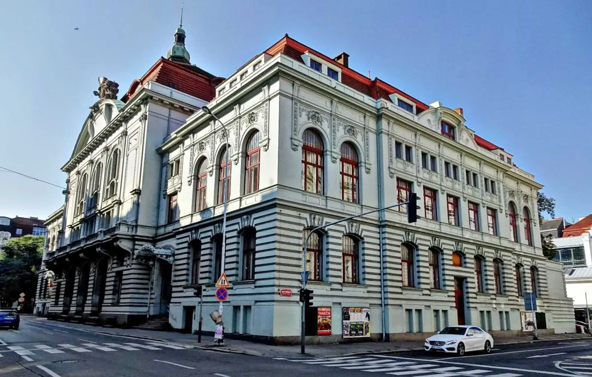 Smíchov neorenesanční, secesní a moderní — Kostel sv. Václava, Praha
