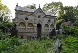 Abendspaziergang auf dem Olšany-Friedhof - Frauen auf dem Olšany-Friedhof