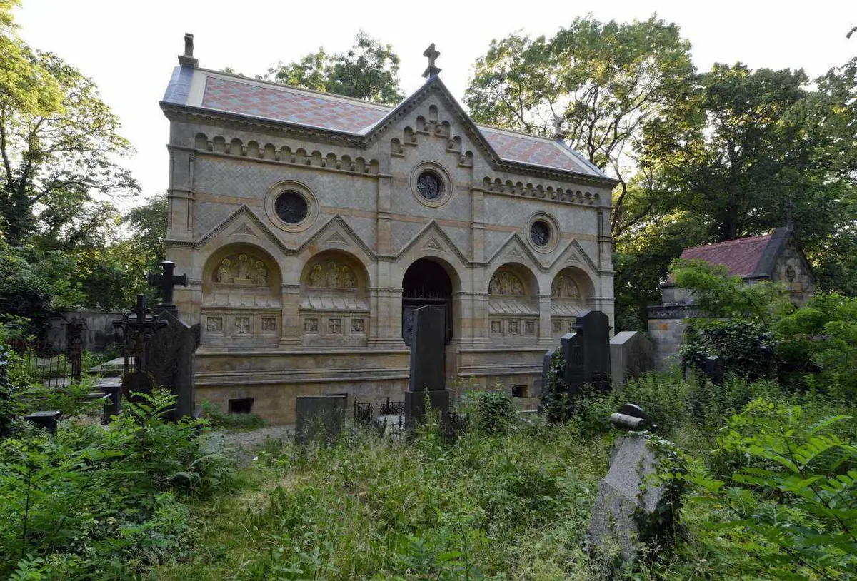 Abendspaziergang auf dem Olšany-Friedhof - Frauen auf dem Olšany-Friedhof — Olšan-Friedhof, Prag