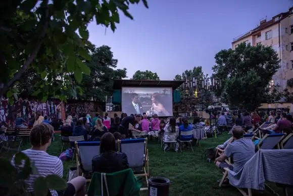 Letní kino podzámčí v Libni — Letní kino podzámčí v Libni (U Českých loděnic 40/6), Prague