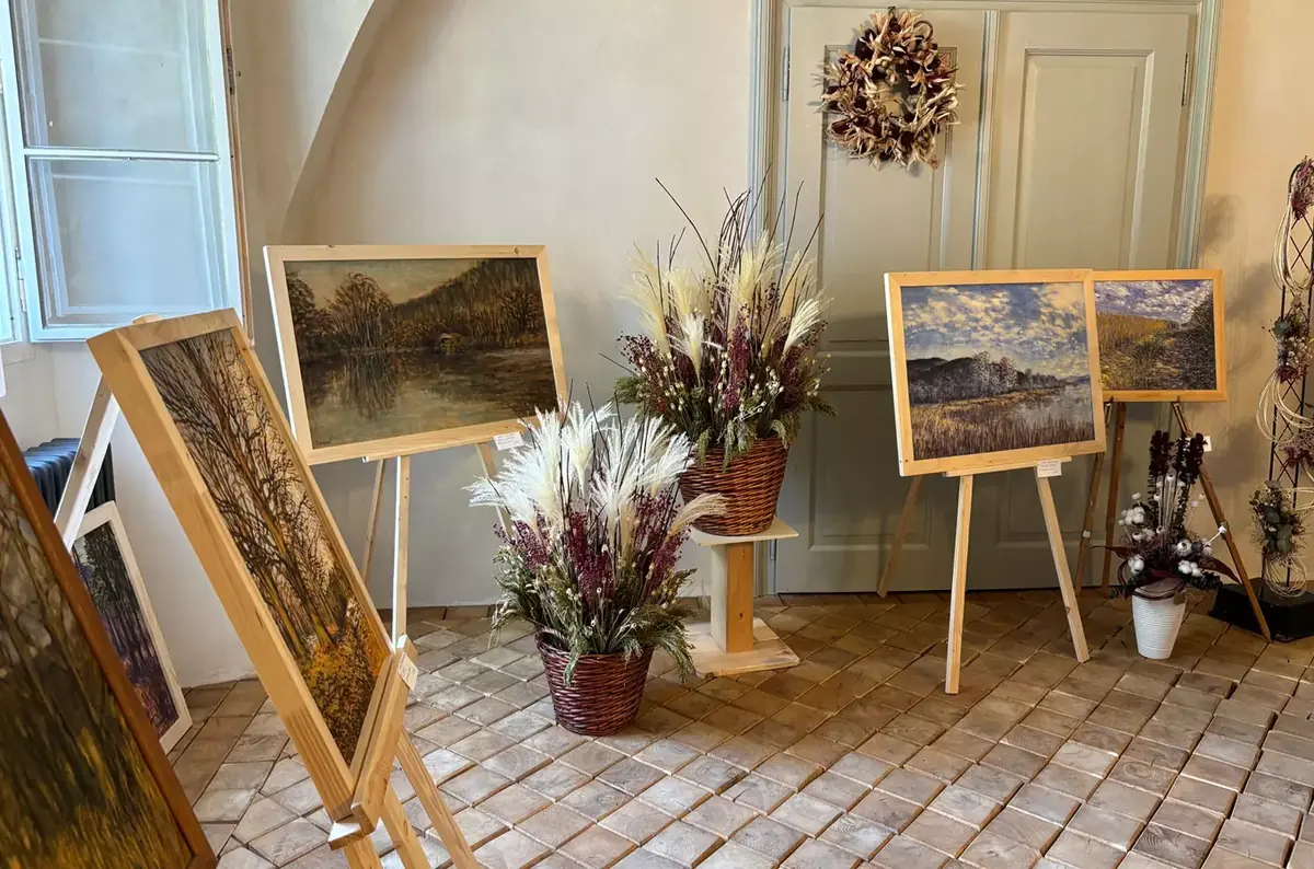 Ausstellung von Gemälden und Blumenarrangements auf Schloss Mlázovy — Zámek Mlázovy, Kolinec