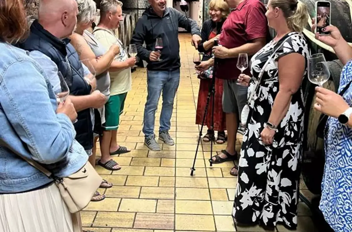 Léto v Jirkově sklepě – degustace s prohlídkou výrobního a ležáckého sklepa — Jirkův sklep, Pavlov