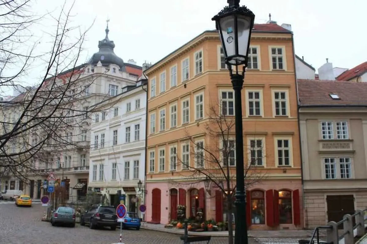 Haštalská čtvrť — Zastávka tramvaje Dlouhá třída, Praha