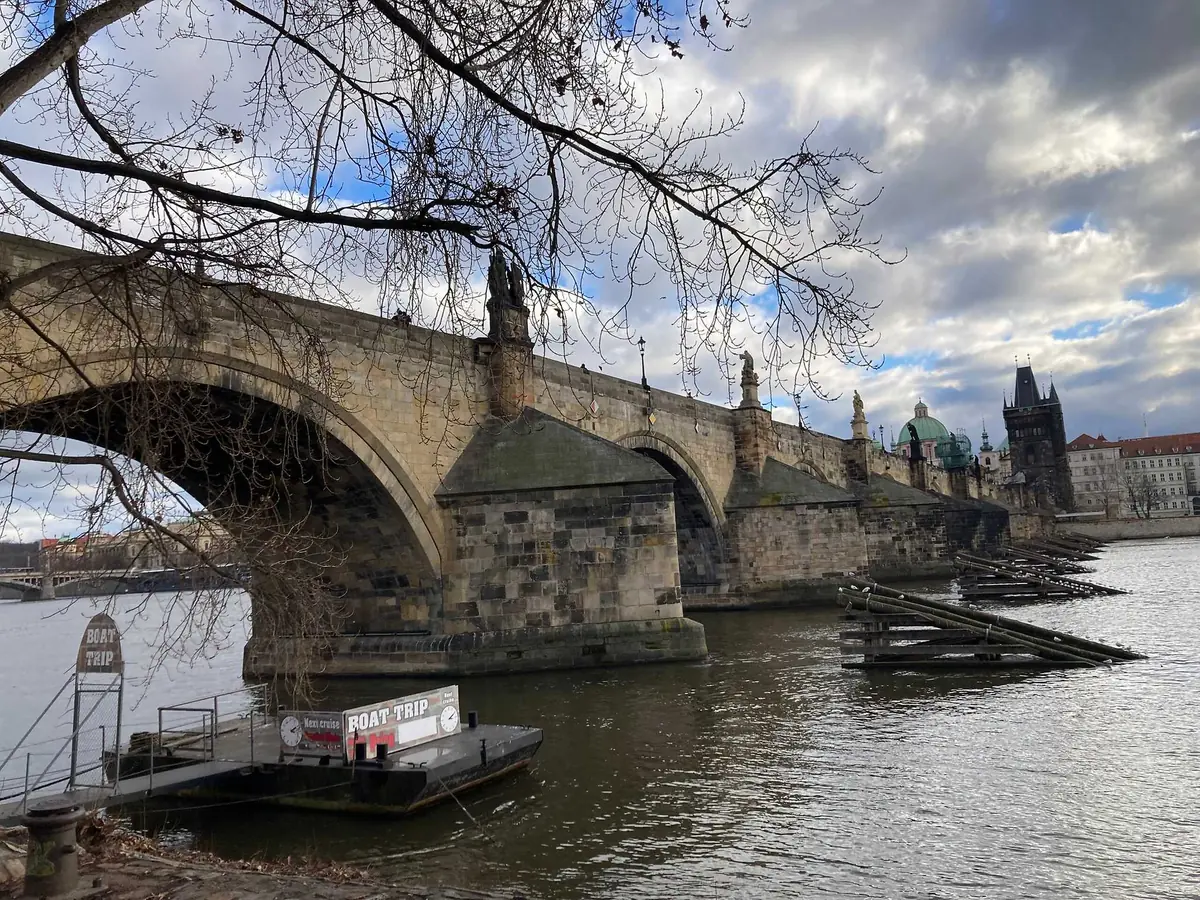 Procházka po Karlově mostě — Křižovnické náměstí, Praha