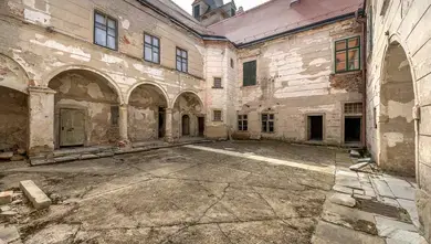 Technische Führungen mit Lukáš Kružík - Vom Keller bis zum Dachboden — Schloss Uherčice Hof, Uherčice