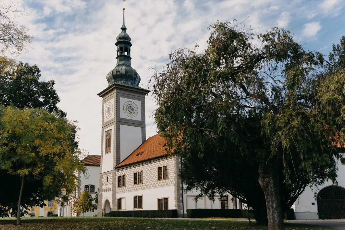 В сердце Збраслава: живописная духовная прогулка — Zbraslavské náměstí, Прага