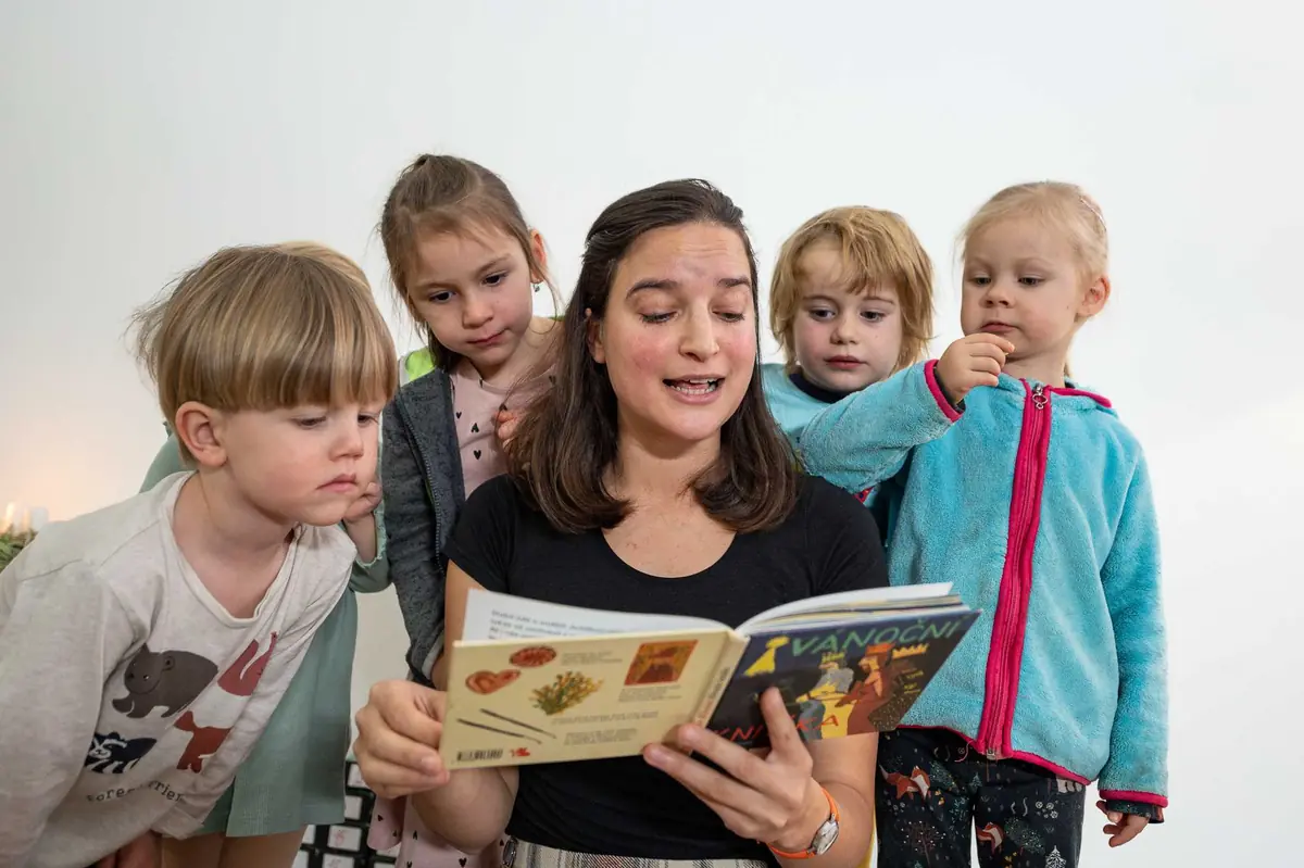 Rozžij knihu letem světem! Anglie — Mikro-teatro, Brno