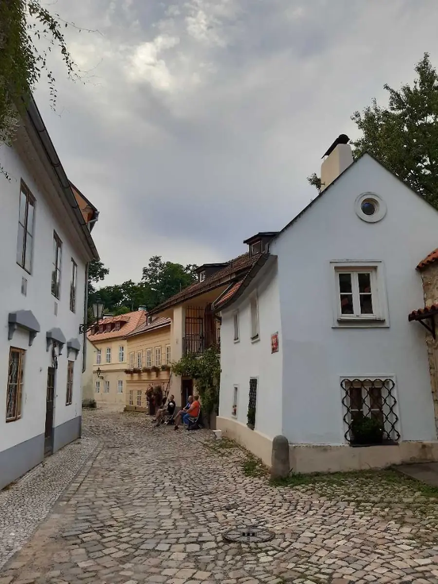Nový Svět — Tramvajová zastávka Brusnice, Praha