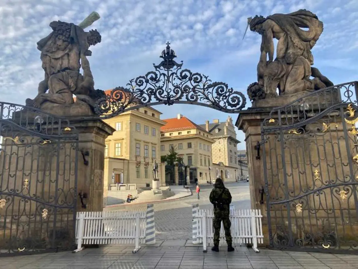 Abendlicher Prager Burg — Hradčanské náměstí, Prag