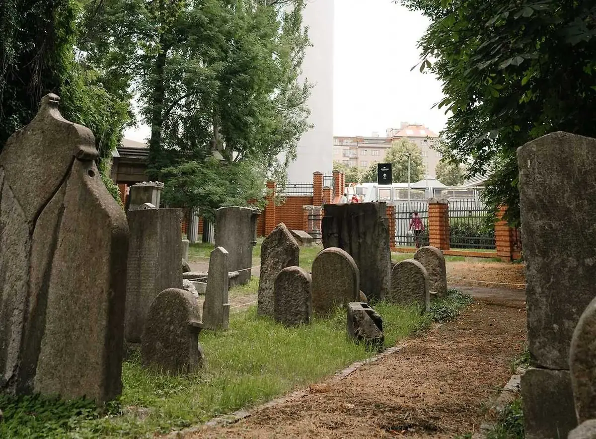 Into the Prehistoric History of Jewish Gravestones — Starý židovský hřbitov, Prague