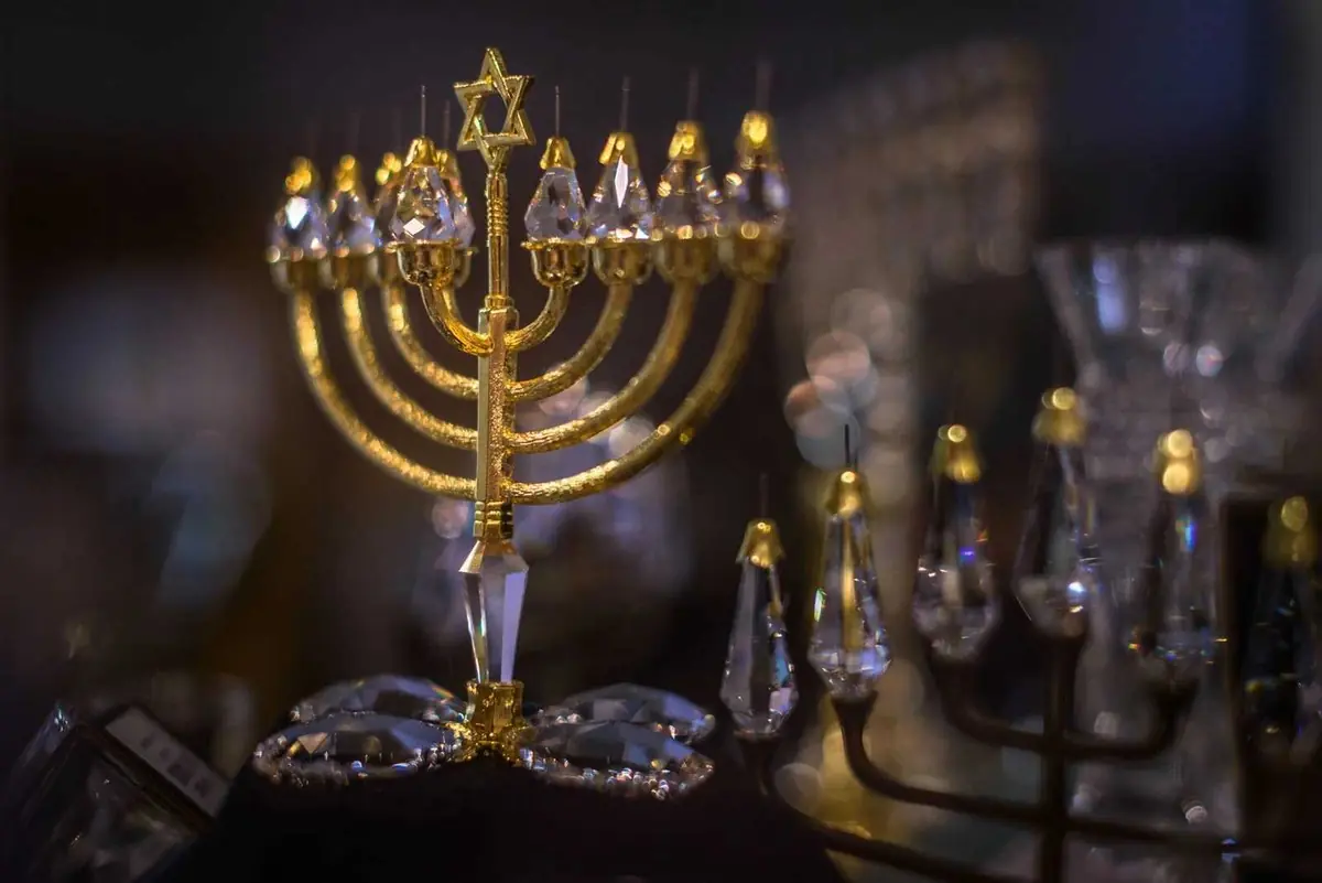 Přízraky u synagogy a záhadné legendy Židovského Města — Tramvajová zastávka Právnická fakulta, Praha