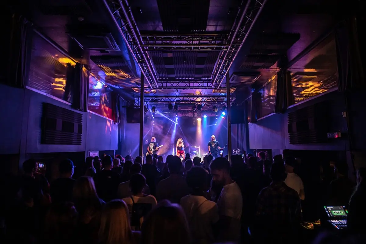 Paluba: bar — Cargo Gallery, Praha