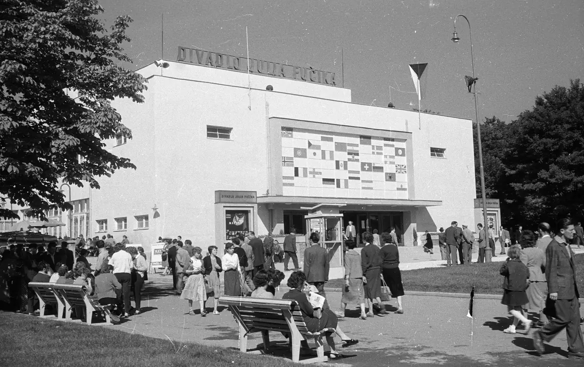 Theater auf dem Ausstellungsgelände