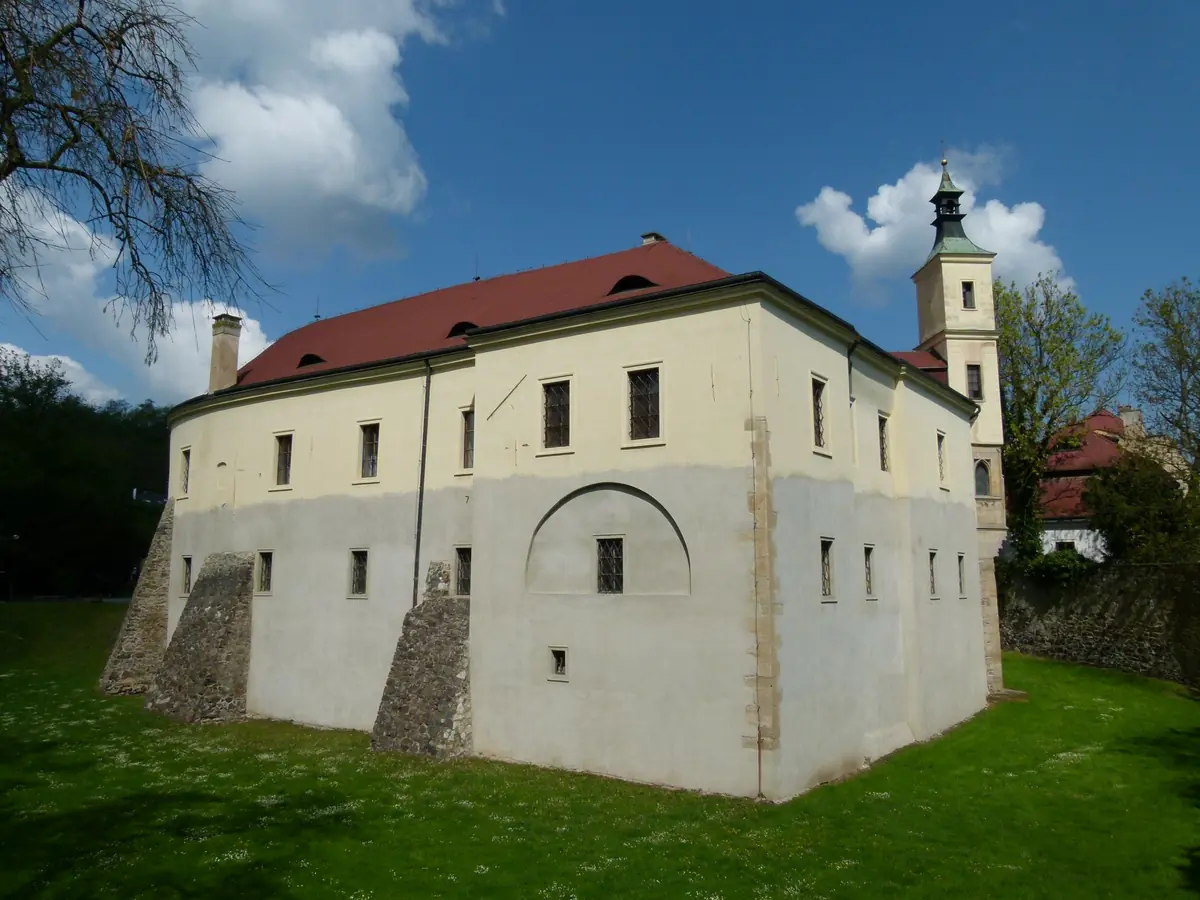 Zámek 1, Roztoky