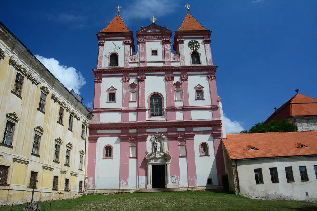 Kostel Nanebevzetí Panny Marie a sv. Václava