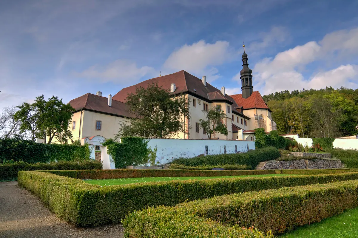 něco něco — Františkánský klášter Čtrnácti sv. pomocníků, Kadaň
