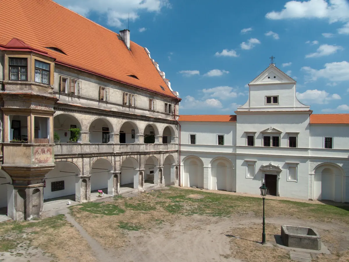 Zámek Bělá pod Bezdězem