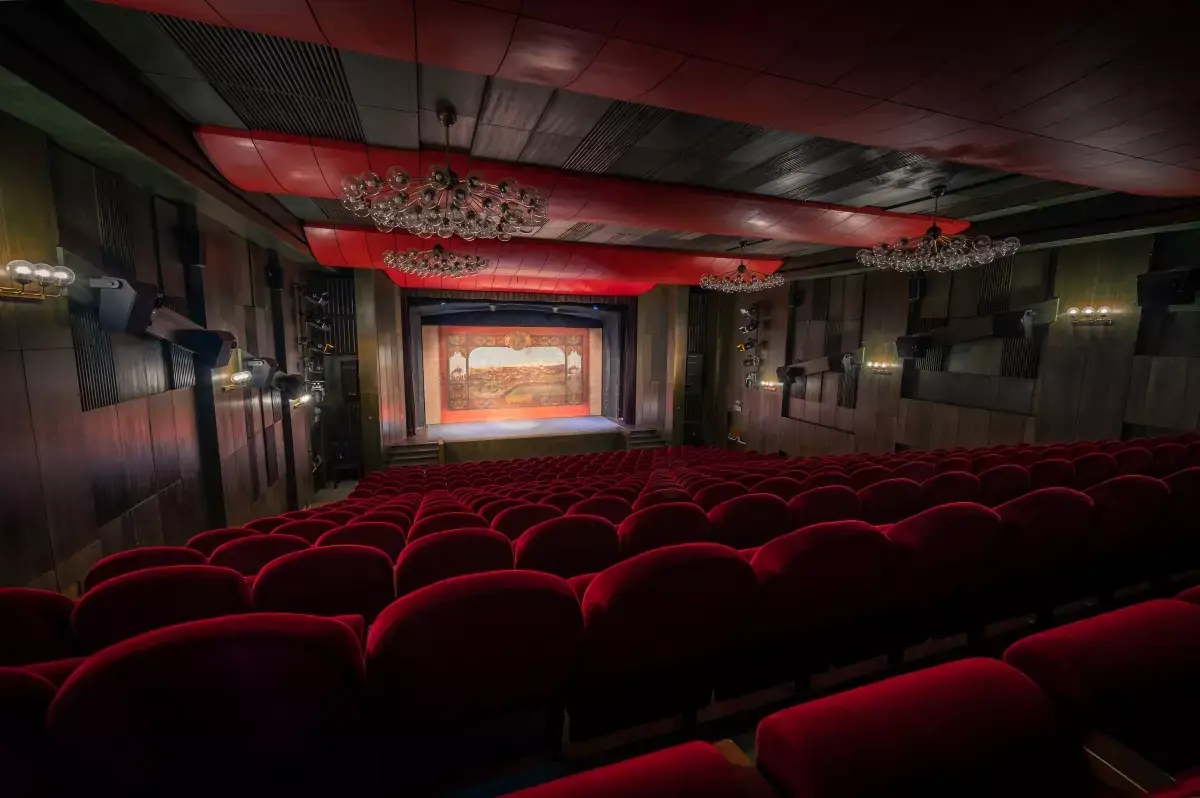 Městské divadlo a kino Ostrov