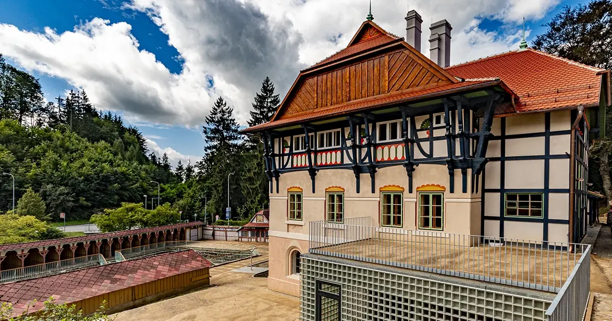 Gewächshausgebäude in Sonnenbädern